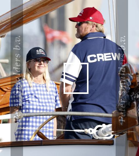 Amsterdam 20 augustus 2025
Koning Willem Alexander Prinses Mabel en (prinses Luana ) Gravin Luana op de groene Draeck tijdens de eerste dag van Sail Amsterdam . Er vaart ongelofelijk veel beveiliging Politie in boten op jet skis en een speciaal beveiligingsteam van de Marechaussee BSB ( Brigade Speciale Beveiligingsopdrachten ) mee met de groene Draeck