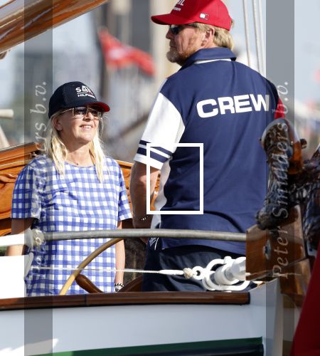 Amsterdam 20 augustus 2025
Koning Willem Alexander Prinses Mabel en (prinses Luana ) Gravin Luana op de groene Draeck tijdens de eerste dag van Sail Amsterdam . Er vaart ongelofelijk veel beveiliging Politie in boten op jet skis en een speciaal beveiligingsteam van de Marechaussee BSB ( Brigade Speciale Beveiligingsopdrachten ) mee met de groene Draeck