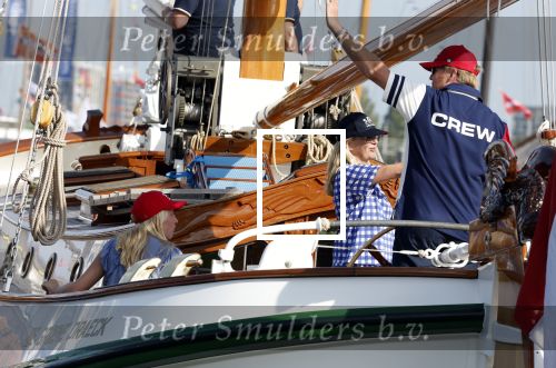 Amsterdam 20 augustus 2025
Koning Willem Alexander Prinses Mabel en (prinses Luana ) Gravin Luana op de groene Draeck tijdens de eerste dag van Sail Amsterdam . Er vaart ongelofelijk veel beveiliging Politie in boten op jet skis en een speciaal beveiligingsteam van de Marechaussee BSB ( Brigade Speciale Beveiligingsopdrachten ) mee met de groene Draeck
