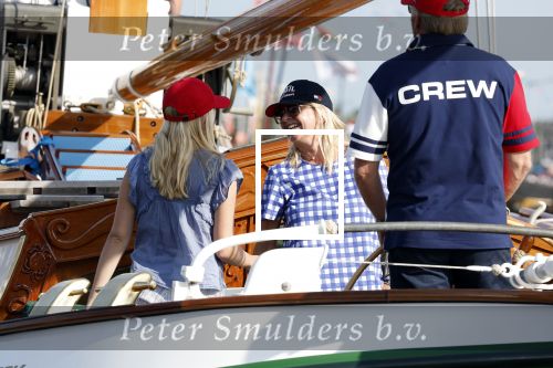 Amsterdam 20 augustus 2025
Koning Willem Alexander Prinses Mabel en (prinses Luana ) Gravin Luana op de groene Draeck tijdens de eerste dag van Sail Amsterdam . Er vaart ongelofelijk veel beveiliging Politie in boten op jet skis en een speciaal beveiligingsteam van de Marechaussee BSB ( Brigade Speciale Beveiligingsopdrachten ) mee met de groene Draeck