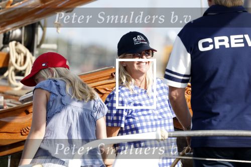 Amsterdam 20 augustus 2025
Koning Willem Alexander Prinses Mabel en (prinses Luana ) Gravin Luana op de groene Draeck tijdens de eerste dag van Sail Amsterdam . Er vaart ongelofelijk veel beveiliging Politie in boten op jet skis en een speciaal beveiligingsteam van de Marechaussee BSB ( Brigade Speciale Beveiligingsopdrachten ) mee met de groene Draeck