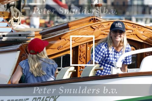 Amsterdam 20 augustus 2025
Koning Willem Alexander Prinses Mabel en (prinses Luana ) Gravin Luana op de groene Draeck tijdens de eerste dag van Sail Amsterdam . Er vaart ongelofelijk veel beveiliging Politie in boten op jet skis en een speciaal beveiligingsteam van de Marechaussee BSB ( Brigade Speciale Beveiligingsopdrachten ) mee met de groene Draeck