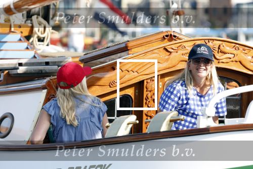 Amsterdam 20 augustus 2025
Koning Willem Alexander Prinses Mabel en (prinses Luana ) Gravin Luana op de groene Draeck tijdens de eerste dag van Sail Amsterdam . Er vaart ongelofelijk veel beveiliging Politie in boten op jet skis en een speciaal beveiligingsteam van de Marechaussee BSB ( Brigade Speciale Beveiligingsopdrachten ) mee met de groene Draeck