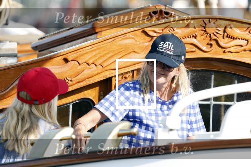 Amsterdam 20 augustus 2025
Koning Willem Alexander Prinses Mabel en (prinses Luana ) Gravin Luana op de groene Draeck tijdens de eerste dag van Sail Amsterdam . Er vaart ongelofelijk veel beveiliging Politie in boten op jet skis en een speciaal beveiligingsteam van de Marechaussee BSB ( Brigade Speciale Beveiligingsopdrachten ) mee met de groene Draeck