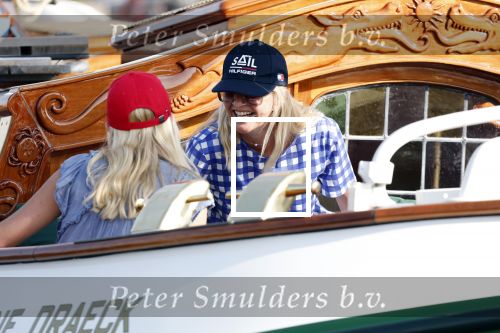 Amsterdam 20 augustus 2025
Koning Willem Alexander Prinses Mabel en (prinses Luana ) Gravin Luana op de groene Draeck tijdens de eerste dag van Sail Amsterdam . Er vaart ongelofelijk veel beveiliging Politie in boten op jet skis en een speciaal beveiligingsteam van de Marechaussee BSB ( Brigade Speciale Beveiligingsopdrachten ) mee met de groene Draeck