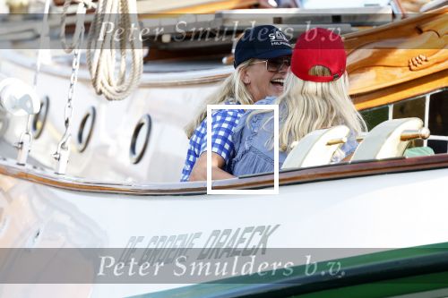 Amsterdam 20 augustus 2025
Koning Willem Alexander Prinses Mabel en (prinses Luana ) Gravin Luana op de groene Draeck tijdens de eerste dag van Sail Amsterdam . Er vaart ongelofelijk veel beveiliging Politie in boten op jet skis en een speciaal beveiligingsteam van de Marechaussee BSB ( Brigade Speciale Beveiligingsopdrachten ) mee met de groene Draeck