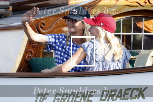 Amsterdam 20 augustus 2025
Koning Willem Alexander Prinses Mabel en (prinses Luana ) Gravin Luana op de groene Draeck tijdens de eerste dag van Sail Amsterdam . Er vaart ongelofelijk veel beveiliging Politie in boten op jet skis en een speciaal beveiligingsteam van de Marechaussee BSB ( Brigade Speciale Beveiligingsopdrachten ) mee met de groene Draeck