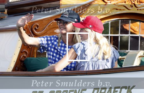 Amsterdam 20 augustus 2025
Koning Willem Alexander Prinses Mabel en (prinses Luana ) Gravin Luana op de groene Draeck tijdens de eerste dag van Sail Amsterdam . Er vaart ongelofelijk veel beveiliging Politie in boten op jet skis en een speciaal beveiligingsteam van de Marechaussee BSB ( Brigade Speciale Beveiligingsopdrachten ) mee met de groene Draeck
