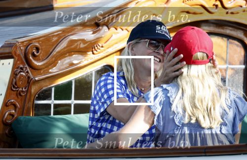 Amsterdam 20 augustus 2025
Koning Willem Alexander Prinses Mabel en (prinses Luana ) Gravin Luana op de groene Draeck tijdens de eerste dag van Sail Amsterdam . Er vaart ongelofelijk veel beveiliging Politie in boten op jet skis en een speciaal beveiligingsteam van de Marechaussee BSB ( Brigade Speciale Beveiligingsopdrachten ) mee met de groene Draeck