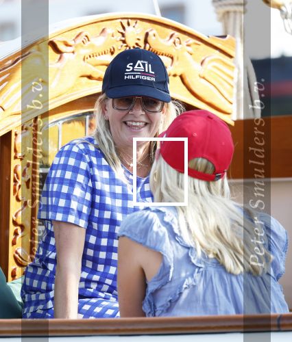 Amsterdam 20 augustus 2025
Koning Willem Alexander Prinses Mabel en (prinses Luana ) Gravin Luana op de groene Draeck tijdens de eerste dag van Sail Amsterdam . Er vaart ongelofelijk veel beveiliging Politie in boten op jet skis en een speciaal beveiligingsteam van de Marechaussee BSB ( Brigade Speciale Beveiligingsopdrachten ) mee met de groene Draeck