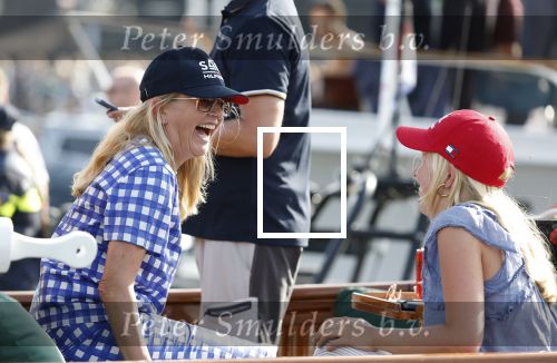 Amsterdam 20 augustus 2025
Koning Willem Alexander Prinses Mabel en (prinses Luana ) Gravin Luana op de groene Draeck tijdens de eerste dag van Sail Amsterdam . Er vaart ongelofelijk veel beveiliging Politie in boten op jet skis en een speciaal beveiligingsteam van de Marechaussee BSB ( Brigade Speciale Beveiligingsopdrachten ) mee met de groene Draeck
