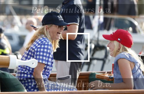 Amsterdam 20 augustus 2025
Koning Willem Alexander Prinses Mabel en (prinses Luana ) Gravin Luana op de groene Draeck tijdens de eerste dag van Sail Amsterdam . Er vaart ongelofelijk veel beveiliging Politie in boten op jet skis en een speciaal beveiligingsteam van de Marechaussee BSB ( Brigade Speciale Beveiligingsopdrachten ) mee met de groene Draeck