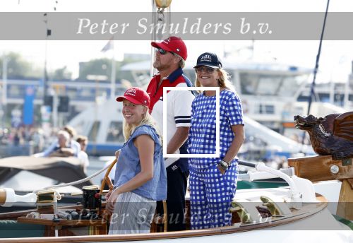 Amsterdam 20 augustus 2025
Koning Willem Alexander Prinses Mabel en (prinses Luana ) Gravin Luana op de groene Draeck tijdens de eerste dag van Sail Amsterdam . Er vaart ongelofelijk veel beveiliging Politie in boten op jet skis en een speciaal beveiligingsteam van de Marechaussee BSB ( Brigade Speciale Beveiligingsopdrachten ) mee met de groene Draeck