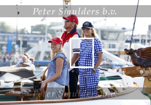 Amsterdam 20 augustus 2025
Koning Willem Alexander Prinses Mabel en (prinses Luana ) Gravin Luana op de groene Draeck tijdens de eerste dag van Sail Amsterdam . Er vaart ongelofelijk veel beveiliging Politie in boten op jet skis en een speciaal beveiligingsteam van de Marechaussee BSB ( Brigade Speciale Beveiligingsopdrachten ) mee met de groene Draeck