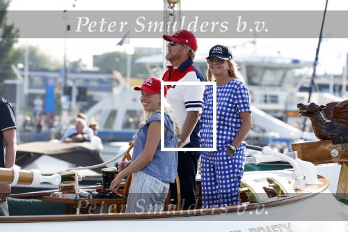 Amsterdam 20 augustus 2025
Koning Willem Alexander Prinses Mabel en (prinses Luana ) Gravin Luana op de groene Draeck tijdens de eerste dag van Sail Amsterdam . Er vaart ongelofelijk veel beveiliging Politie in boten op jet skis en een speciaal beveiligingsteam van de Marechaussee BSB ( Brigade Speciale Beveiligingsopdrachten ) mee met de groene Draeck