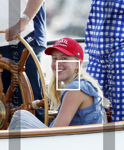Amsterdam 20 augustus 2025
Koning Willem Alexander Prinses Mabel en (prinses Luana ) Gravin Luana op de groene Draeck tijdens de eerste dag van Sail Amsterdam . Er vaart ongelofelijk veel beveiliging Politie in boten op jet skis en een speciaal beveiligingsteam van de Marechaussee BSB ( Brigade Speciale Beveiligingsopdrachten ) mee met de groene Draeck
