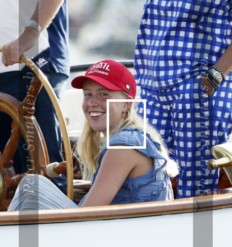 Amsterdam 20 augustus 2025
Koning Willem Alexander Prinses Mabel en (prinses Luana ) Gravin Luana op de groene Draeck tijdens de eerste dag van Sail Amsterdam . Er vaart ongelofelijk veel beveiliging Politie in boten op jet skis en een speciaal beveiligingsteam van de Marechaussee BSB ( Brigade Speciale Beveiligingsopdrachten ) mee met de groene Draeck