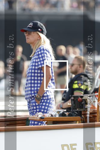 Amsterdam 20 augustus 2025
Koning Willem Alexander Prinses Mabel en (prinses Luana ) Gravin Luana op de groene Draeck tijdens de eerste dag van Sail Amsterdam . Er vaart ongelofelijk veel beveiliging Politie in boten op jet skis en een speciaal beveiligingsteam van de Marechaussee BSB ( Brigade Speciale Beveiligingsopdrachten ) mee met de groene Draeck