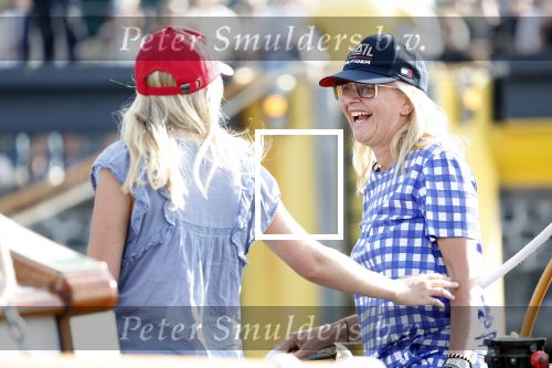 Amsterdam 20 augustus 2025
Koning Willem Alexander Prinses Mabel en (prinses Luana ) Gravin Luana op de groene Draeck tijdens de eerste dag van Sail Amsterdam . Er vaart ongelofelijk veel beveiliging Politie in boten op jet skis en een speciaal beveiligingsteam van de Marechaussee BSB ( Brigade Speciale Beveiligingsopdrachten ) mee met de groene Draeck