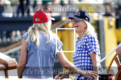 Amsterdam 20 augustus 2025
Koning Willem Alexander Prinses Mabel en (prinses Luana ) Gravin Luana op de groene Draeck tijdens de eerste dag van Sail Amsterdam . Er vaart ongelofelijk veel beveiliging Politie in boten op jet skis en een speciaal beveiligingsteam van de Marechaussee BSB ( Brigade Speciale Beveiligingsopdrachten ) mee met de groene Draeck