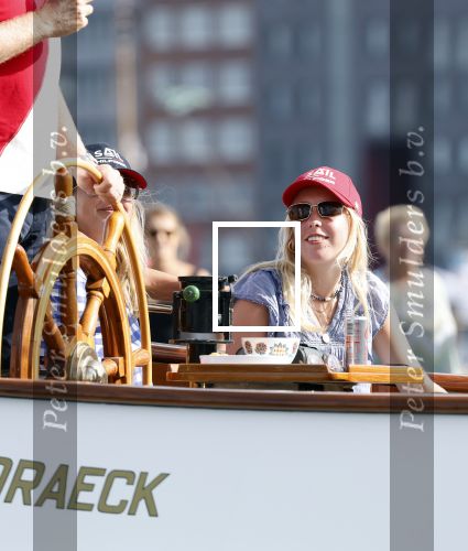 Amsterdam 20 augustus 2025
Koning Willem Alexander Prinses Mabel en (prinses Luana ) Gravin Luana op de groene Draeck tijdens de eerste dag van Sail Amsterdam . Er vaart ongelofelijk veel beveiliging Politie in boten op jet skis en een speciaal beveiligingsteam van de Marechaussee BSB ( Brigade Speciale Beveiligingsopdrachten ) mee met de groene Draeck