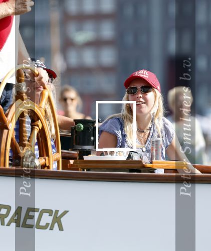 Amsterdam 20 augustus 2025
Koning Willem Alexander Prinses Mabel en (prinses Luana ) Gravin Luana op de groene Draeck tijdens de eerste dag van Sail Amsterdam . Er vaart ongelofelijk veel beveiliging Politie in boten op jet skis en een speciaal beveiligingsteam van de Marechaussee BSB ( Brigade Speciale Beveiligingsopdrachten ) mee met de groene Draeck