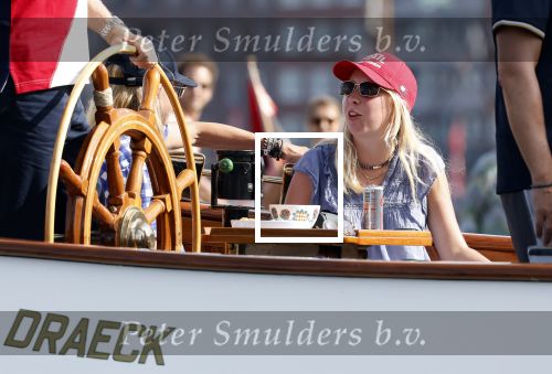 Amsterdam 20 augustus 2025
Koning Willem Alexander Prinses Mabel en (prinses Luana ) Gravin Luana op de groene Draeck tijdens de eerste dag van Sail Amsterdam . Er vaart ongelofelijk veel beveiliging Politie in boten op jet skis en een speciaal beveiligingsteam van de Marechaussee BSB ( Brigade Speciale Beveiligingsopdrachten ) mee met de groene Draeck