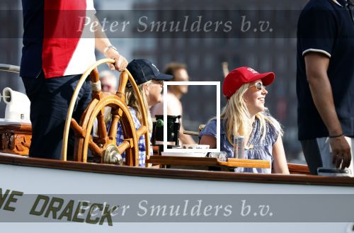 Amsterdam 20 augustus 2025
Koning Willem Alexander Prinses Mabel en (prinses Luana ) Gravin Luana op de groene Draeck tijdens de eerste dag van Sail Amsterdam . Er vaart ongelofelijk veel beveiliging Politie in boten op jet skis en een speciaal beveiligingsteam van de Marechaussee BSB ( Brigade Speciale Beveiligingsopdrachten ) mee met de groene Draeck