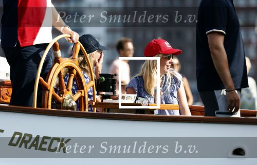 Amsterdam 20 augustus 2025
Koning Willem Alexander Prinses Mabel en (prinses Luana ) Gravin Luana op de groene Draeck tijdens de eerste dag van Sail Amsterdam . Er vaart ongelofelijk veel beveiliging Politie in boten op jet skis en een speciaal beveiligingsteam van de Marechaussee BSB ( Brigade Speciale Beveiligingsopdrachten ) mee met de groene Draeck