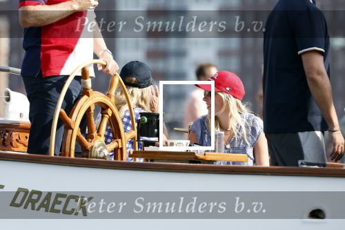 Amsterdam 20 augustus 2025
Koning Willem Alexander Prinses Mabel en (prinses Luana ) Gravin Luana op de groene Draeck tijdens de eerste dag van Sail Amsterdam . Er vaart ongelofelijk veel beveiliging Politie in boten op jet skis en een speciaal beveiligingsteam van de Marechaussee BSB ( Brigade Speciale Beveiligingsopdrachten ) mee met de groene Draeck