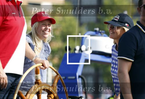 Amsterdam 20 augustus 2025
Koning Willem Alexander Prinses Mabel en (prinses Luana ) Gravin Luana op de groene Draeck tijdens de eerste dag van Sail Amsterdam . Er vaart ongelofelijk veel beveiliging Politie in boten op jet skis en een speciaal beveiligingsteam van de Marechaussee BSB ( Brigade Speciale Beveiligingsopdrachten ) mee met de groene Draeck