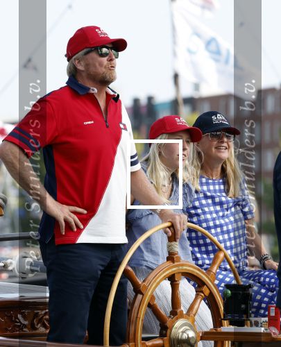 Amsterdam 20 augustus 2025
Koning Willem Alexander Prinses Mabel en (prinses Luana ) Gravin Luana op de groene Draeck tijdens de eerste dag van Sail Amsterdam . Er vaart ongelofelijk veel beveiliging Politie in boten op jet skis en een speciaal beveiligingsteam van de Marechaussee BSB ( Brigade Speciale Beveiligingsopdrachten ) mee met de groene Draeck
