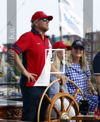 Amsterdam 20 augustus 2025
Koning Willem Alexander Prinses Mabel en (prinses Luana ) Gravin Luana op de groene Draeck tijdens de eerste dag van Sail Amsterdam . Er vaart ongelofelijk veel beveiliging Politie in boten op jet skis en een speciaal beveiligingsteam van de Marechaussee BSB ( Brigade Speciale Beveiligingsopdrachten ) mee met de groene Draeck