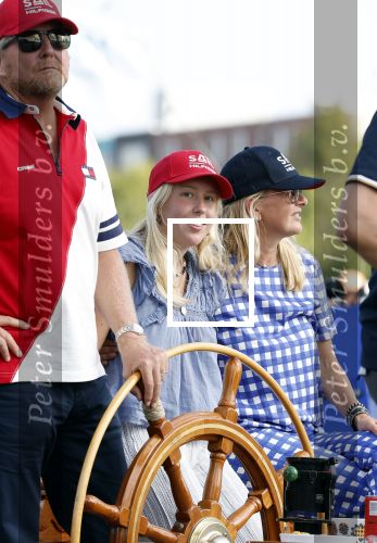Amsterdam 20 augustus 2025
Koning Willem Alexander Prinses Mabel en (prinses Luana ) Gravin Luana op de groene Draeck tijdens de eerste dag van Sail Amsterdam . Er vaart ongelofelijk veel beveiliging Politie in boten op jet skis en een speciaal beveiligingsteam van de Marechaussee BSB ( Brigade Speciale Beveiligingsopdrachten ) mee met de groene Draeck