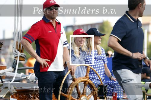 Amsterdam 20 augustus 2025
Koning Willem Alexander Prinses Mabel en (prinses Luana ) Gravin Luana op de groene Draeck tijdens de eerste dag van Sail Amsterdam . Er vaart ongelofelijk veel beveiliging Politie in boten op jet skis en een speciaal beveiligingsteam van de Marechaussee BSB ( Brigade Speciale Beveiligingsopdrachten ) mee met de groene Draeck