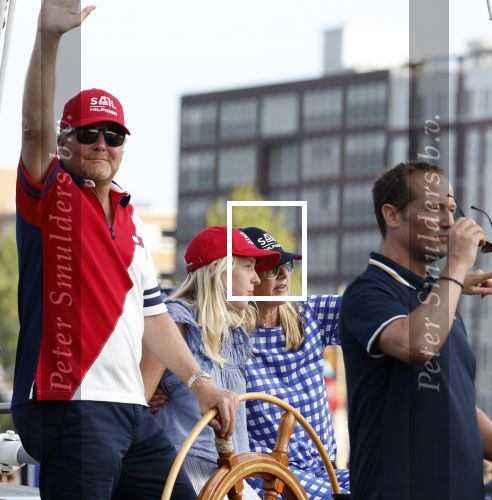 Amsterdam 20 augustus 2025
Koning Willem Alexander Prinses Mabel en (prinses Luana ) Gravin Luana op de groene Draeck tijdens de eerste dag van Sail Amsterdam . Er vaart ongelofelijk veel beveiliging Politie in boten op jet skis en een speciaal beveiligingsteam van de Marechaussee BSB ( Brigade Speciale Beveiligingsopdrachten ) mee met de groene Draeck