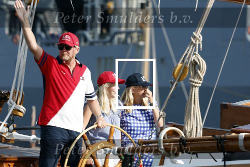Amsterdam 20 augustus 2025
Koning Willem Alexander Prinses Mabel en (prinses Luana ) Gravin Luana op de groene Draeck tijdens de eerste dag van Sail Amsterdam . Er vaart ongelofelijk veel beveiliging Politie in boten op jet skis en een speciaal beveiligingsteam van de Marechaussee BSB ( Brigade Speciale Beveiligingsopdrachten ) mee met de groene Draeck