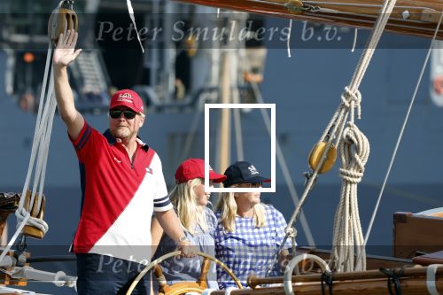 Amsterdam 20 augustus 2025
Koning Willem Alexander Prinses Mabel en (prinses Luana ) Gravin Luana op de groene Draeck tijdens de eerste dag van Sail Amsterdam . Er vaart ongelofelijk veel beveiliging Politie in boten op jet skis en een speciaal beveiligingsteam van de Marechaussee BSB ( Brigade Speciale Beveiligingsopdrachten ) mee met de groene Draeck