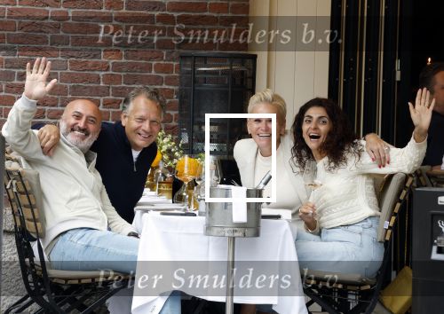 Amsterdam 17 augustus 2025
Raymond v d Ploeg en zijn vrouw Manuela met vrienden op terras in amsterdam zuid