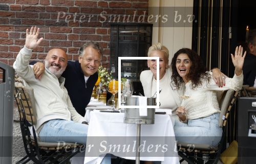 Amsterdam 17 augustus 2025
Raymond v d Ploeg en zijn vrouw Manuela met vrienden op terras in amsterdam zuid