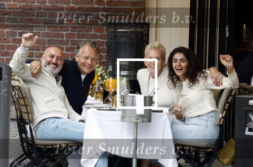 Amsterdam 17 augustus 2025
Raymond v d Ploeg en zijn vrouw Manuela met vrienden op terras in amsterdam zuid