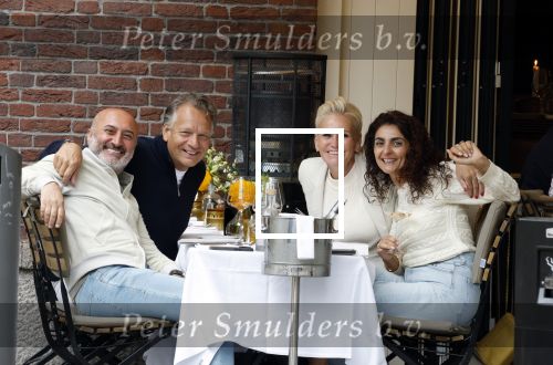 Amsterdam 17 augustus 2025
Raymond v d Ploeg en zijn vrouw Manuela met vrienden op terras in amsterdam zuid