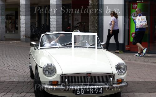 Abcoude 8 augustus 2025
Richard Kemper en zijn vrouw samen in hun MG Cabrio van 1975
