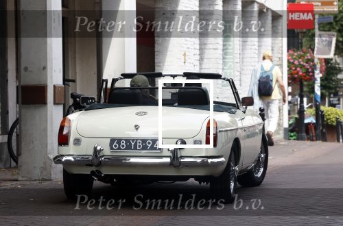Abcoude 8 augustus 2025
Richard Kemper en zijn vrouw samen in hun MG Cabrio van 1975