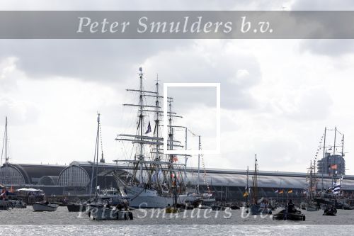 Amsterdam 20 augustus 2025
Koning Willem Alexander Prinses Mabel en (prinses Luana ) Gravin Luana op de groene Draeck tijdens de eerste dag van Sail Amsterdam . Er vaart ongelofelijk veel beveiliging Politie in boten op jet skis en een speciaal beveiligingsteam van de Marechaussee BSB ( Brigade Speciale Beveiligingsopdrachten ) mee met de groene Draeck