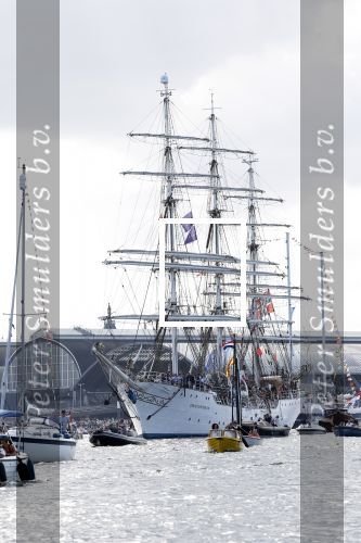 Amsterdam 20 augustus 2025
Koning Willem Alexander Prinses Mabel en (prinses Luana ) Gravin Luana op de groene Draeck tijdens de eerste dag van Sail Amsterdam . Er vaart ongelofelijk veel beveiliging Politie in boten op jet skis en een speciaal beveiligingsteam van de Marechaussee BSB ( Brigade Speciale Beveiligingsopdrachten ) mee met de groene Draeck