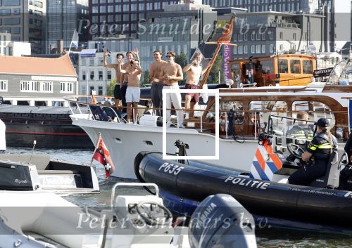 Amsterdam 20 augustus 2025
Koning Willem Alexander Prinses Mabel en (prinses Luana ) Gravin Luana op de groene Draeck tijdens de eerste dag van Sail Amsterdam . Er vaart ongelofelijk veel beveiliging Politie in boten op jet skis en een speciaal beveiligingsteam van de Marechaussee BSB ( Brigade Speciale Beveiligingsopdrachten ) mee met de groene Draeck