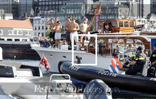 Amsterdam 20 augustus 2025
Koning Willem Alexander Prinses Mabel en (prinses Luana ) Gravin Luana op de groene Draeck tijdens de eerste dag van Sail Amsterdam . Er vaart ongelofelijk veel beveiliging Politie in boten op jet skis en een speciaal beveiligingsteam van de Marechaussee BSB ( Brigade Speciale Beveiligingsopdrachten ) mee met de groene Draeck