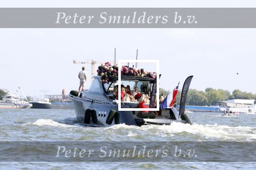 Amsterdam 20 augustus 2025
Koning Willem Alexander Prinses Mabel en (prinses Luana ) Gravin Luana op de groene Draeck tijdens de eerste dag van Sail Amsterdam . Er vaart ongelofelijk veel beveiliging Politie in boten op jet skis en een speciaal beveiligingsteam van de Marechaussee BSB ( Brigade Speciale Beveiligingsopdrachten ) mee met de groene Draeck