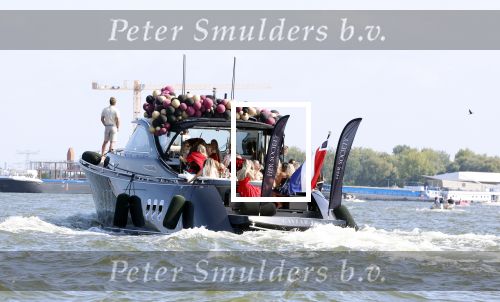Amsterdam 20 augustus 2025
Koning Willem Alexander Prinses Mabel en (prinses Luana ) Gravin Luana op de groene Draeck tijdens de eerste dag van Sail Amsterdam . Er vaart ongelofelijk veel beveiliging Politie in boten op jet skis en een speciaal beveiligingsteam van de Marechaussee BSB ( Brigade Speciale Beveiligingsopdrachten ) mee met de groene Draeck